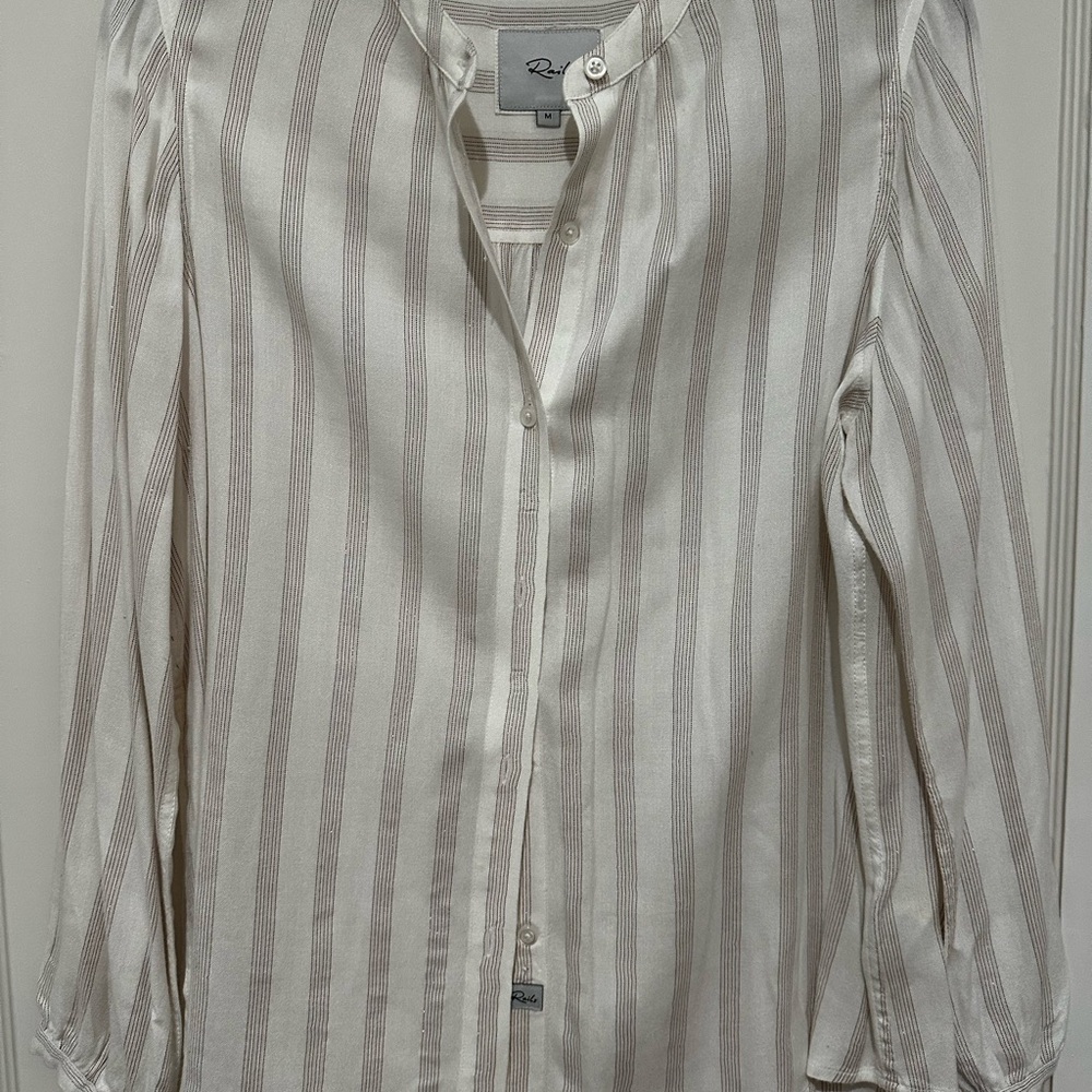 Rails banded collar shirt in cotton. Slight shimmery thread woven into stripes.